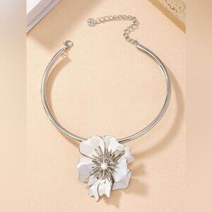 Elegant Silver Floral Necklace N1546